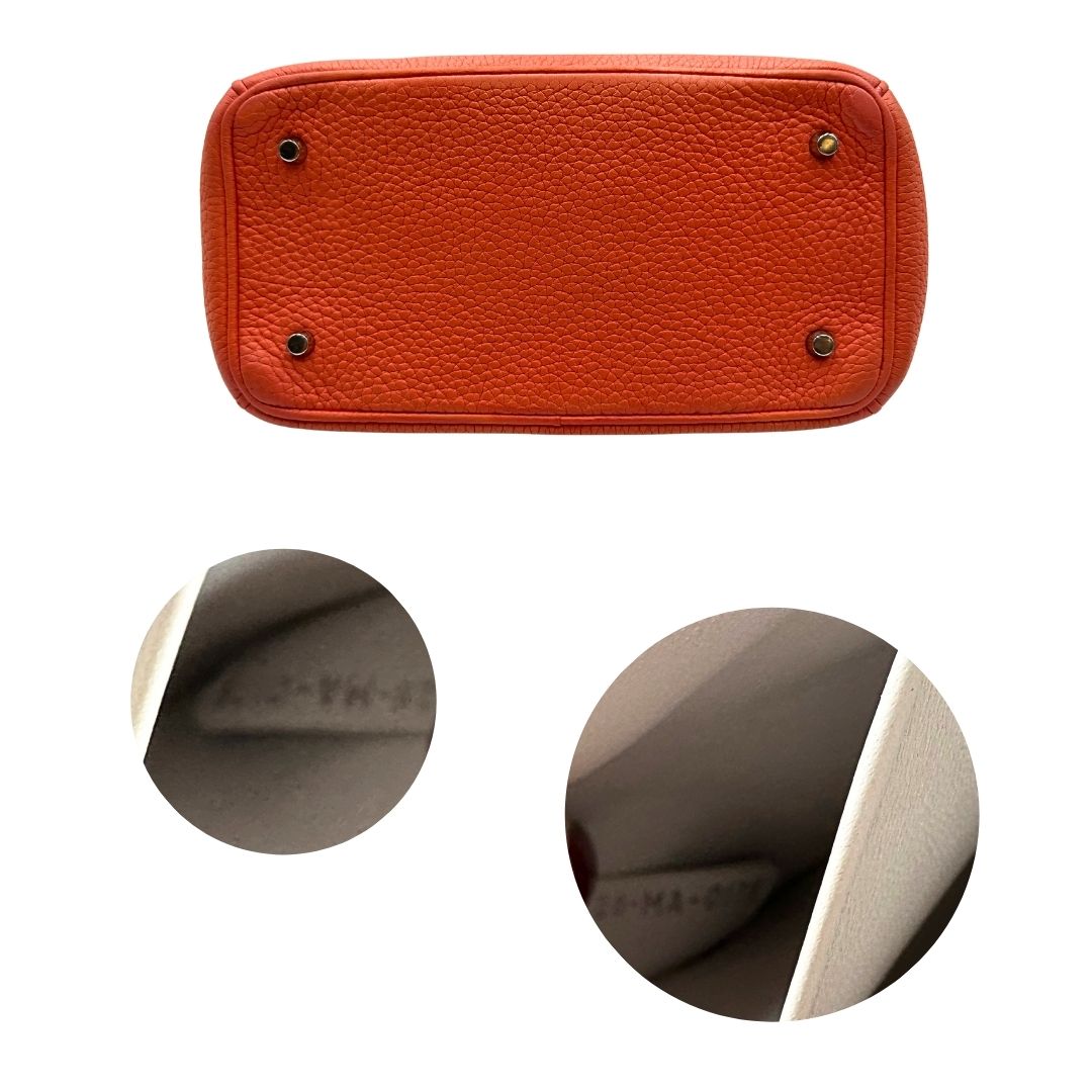 Base e codice di una borsa Christian Dior Bedior in pelle corallo. Manico rigido e tracolla amovibile e regolabile. Parti metalliche argentate.