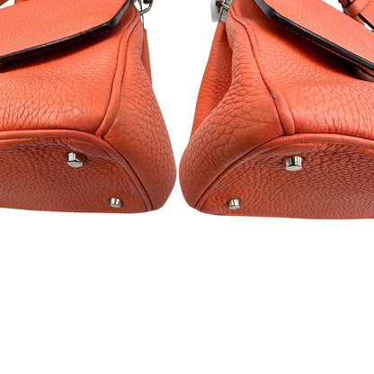 Angoli di una borsa Christian Dior Bedior in pelle corallo. Manico rigido e tracolla amovibile e regolabile. Parti metalliche argentate.