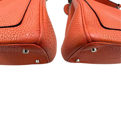 Angoli di una borsa Christian Dior Bedior in pelle corallo. Manico rigido e tracolla amovibile e regolabile. Parti metalliche argentate.