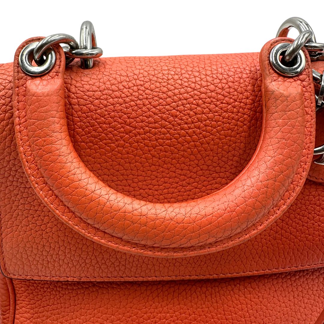 Manico di una borsa Christian Dior Bedior in pelle corallo. Manico rigido e tracolla amovibile e regolabile. Parti metalliche argentate.