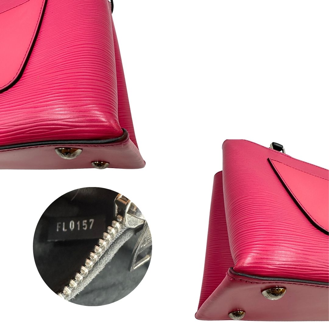 angoli Borsa L.V. in pelle epi fucsia rifinita con parti in pelle nere e parti metalliche argentate; munita di doppi manici stondati e una tracolla amovibile. Completa di scatola logata 