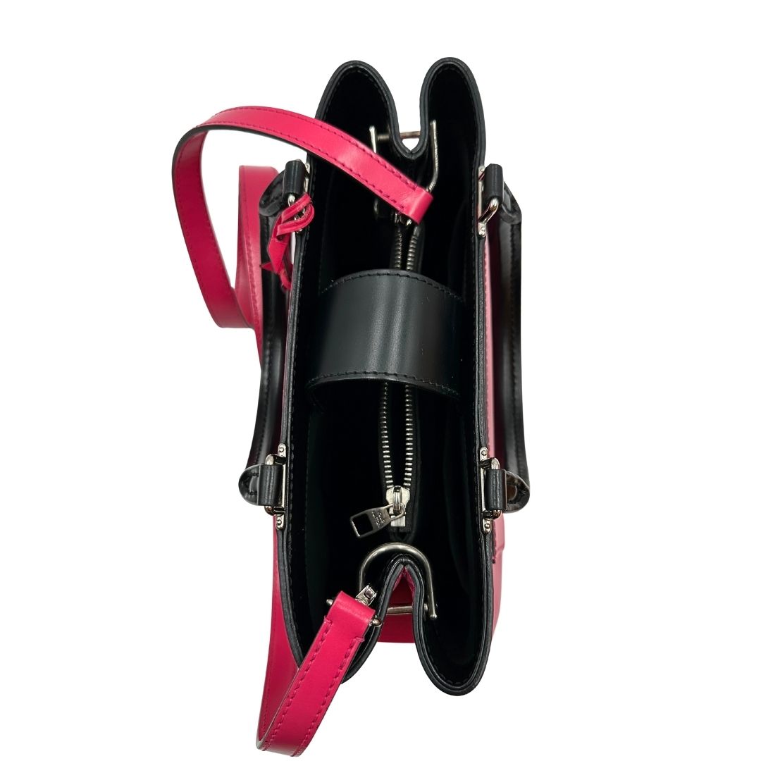 interno Borsa L.V. in pelle epi fucsia rifinita con parti in pelle nere e parti metalliche argentate; munita di doppi manici stondati e una tracolla amovibile. Completa di scatola logata 