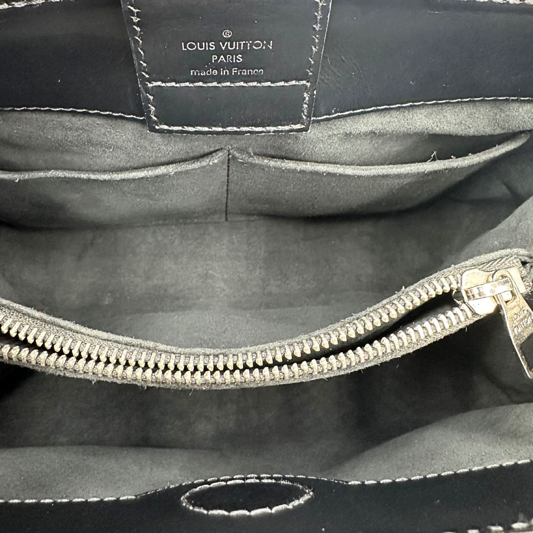 interno Borsa L.V. in pelle epi fucsia rifinita con parti in pelle nere e parti metalliche argentate; munita di doppi manici stondati e una tracolla amovibile. Completa di scatola logata 