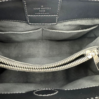 interno Borsa L.V. in pelle epi fucsia rifinita con parti in pelle nere e parti metalliche argentate; munita di doppi manici stondati e una tracolla amovibile. Completa di scatola logata 