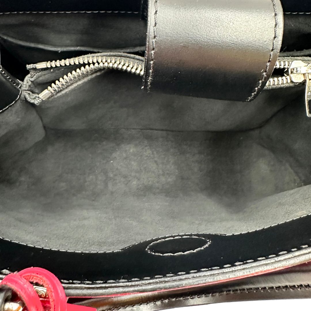 interno Borsa L.V. in pelle epi fucsia rifinita con parti in pelle nere e parti metalliche argentate; munita di doppi manici stondati e una tracolla amovibile. Completa di scatola logata 