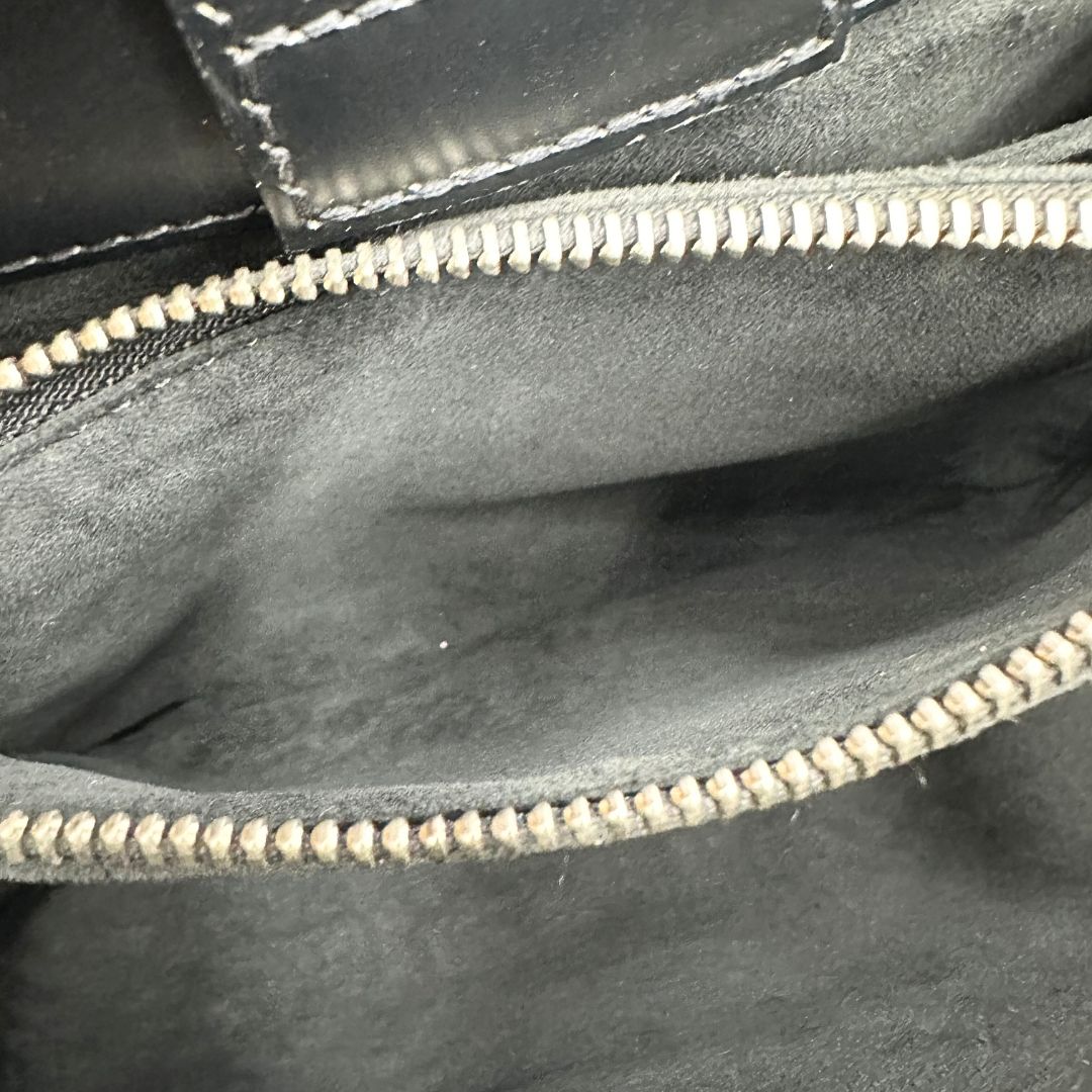 interno Borsa L.V. in pelle epi fucsia rifinita con parti in pelle nere e parti metalliche argentate; munita di doppi manici stondati e una tracolla amovibile. Completa di scatola logata 