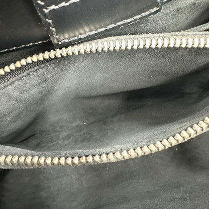 interno Borsa L.V. in pelle epi fucsia rifinita con parti in pelle nere e parti metalliche argentate; munita di doppi manici stondati e una tracolla amovibile. Completa di scatola logata 