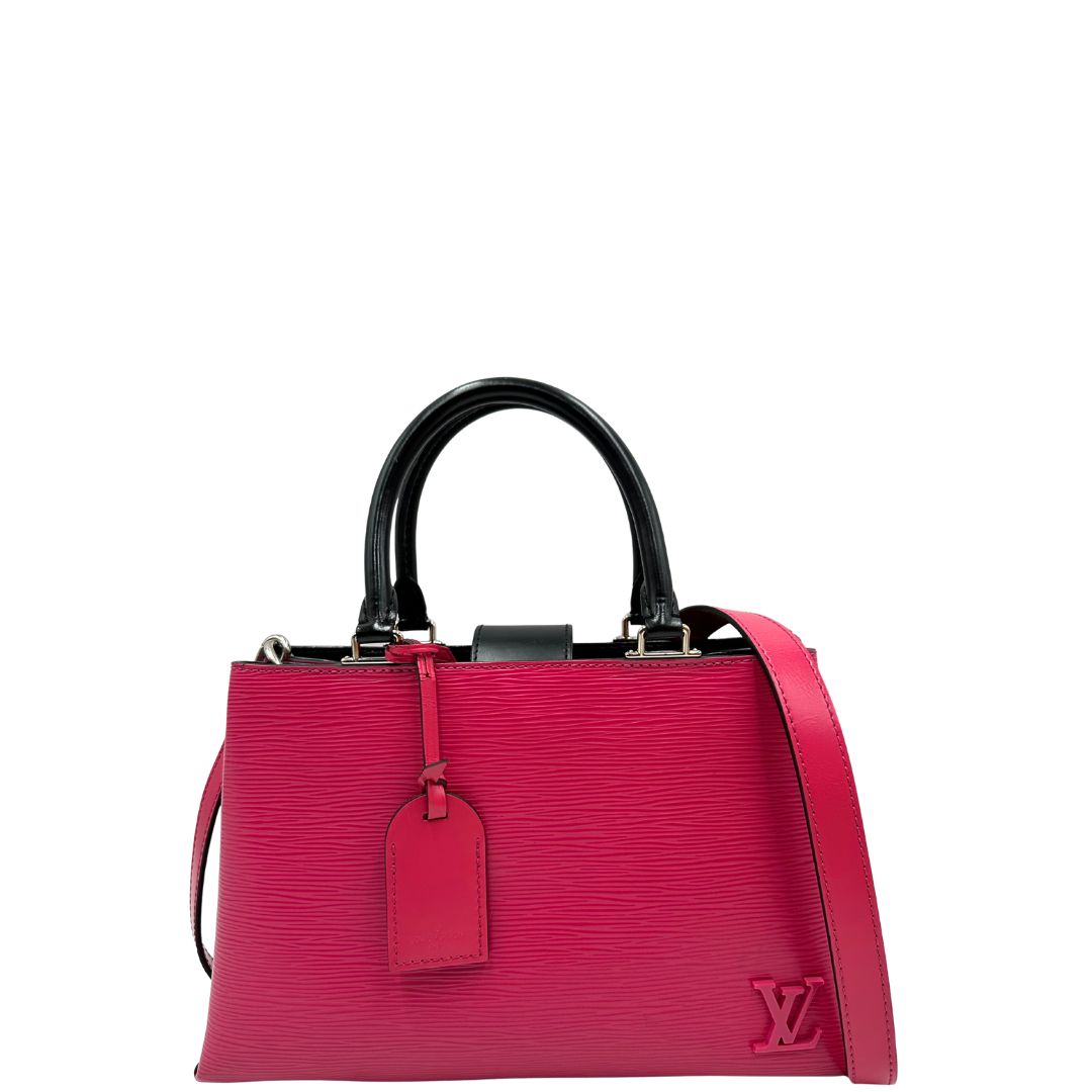 front Borsa L.V. in pelle epi fucsia rifinita con parti in pelle nere e parti metalliche argentate; munita di doppi manici stondati e una tracolla amovibile. Completa di scatola logata 