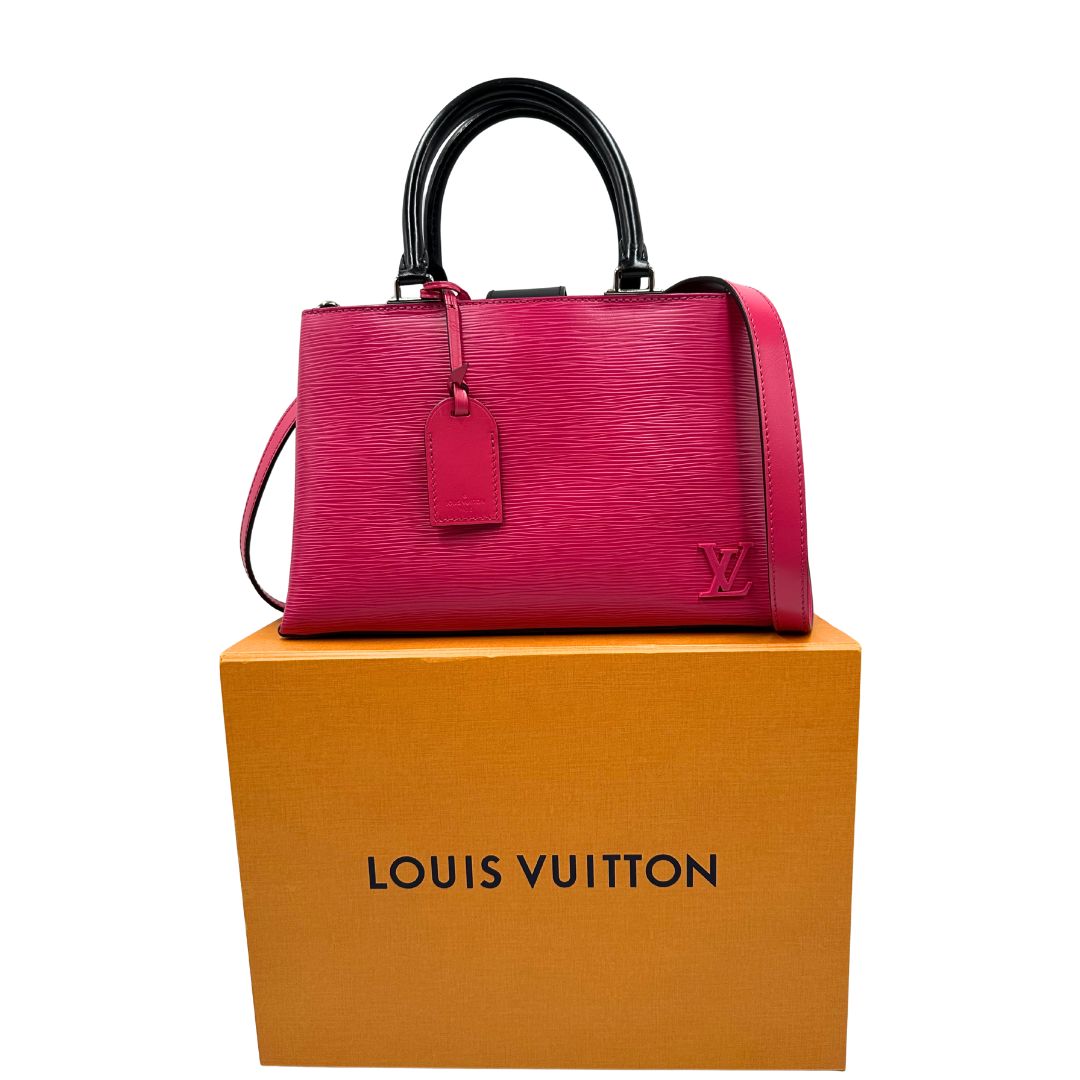 scatola Borsa L.V. in pelle epi fucsia rifinita con parti in pelle nere e parti metalliche argentate; munita di doppi manici stondati e una tracolla amovibile. Completa di scatola logata 