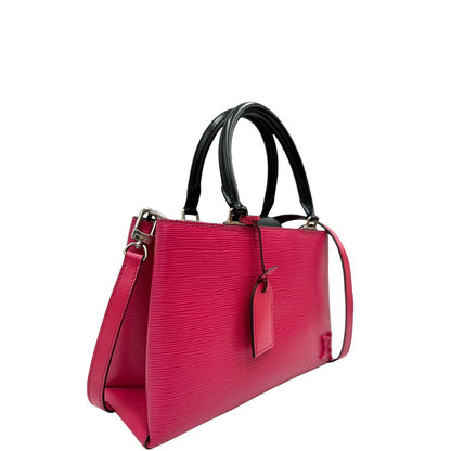 lato Borsa L.V. in pelle epi fucsia rifinita con parti in pelle nere e parti metalliche argentate; munita di doppi manici stondati e una tracolla amovibile. Completa di scatola logata 