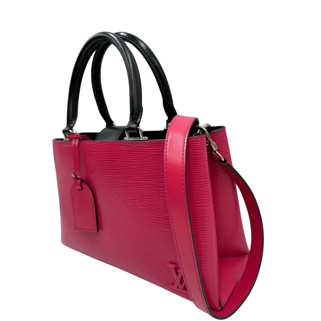 lato Borsa L.V. in pelle epi fucsia rifinita con parti in pelle nere e parti metalliche argentate; munita di doppi manici stondati e una tracolla amovibile. Completa di scatola logata 