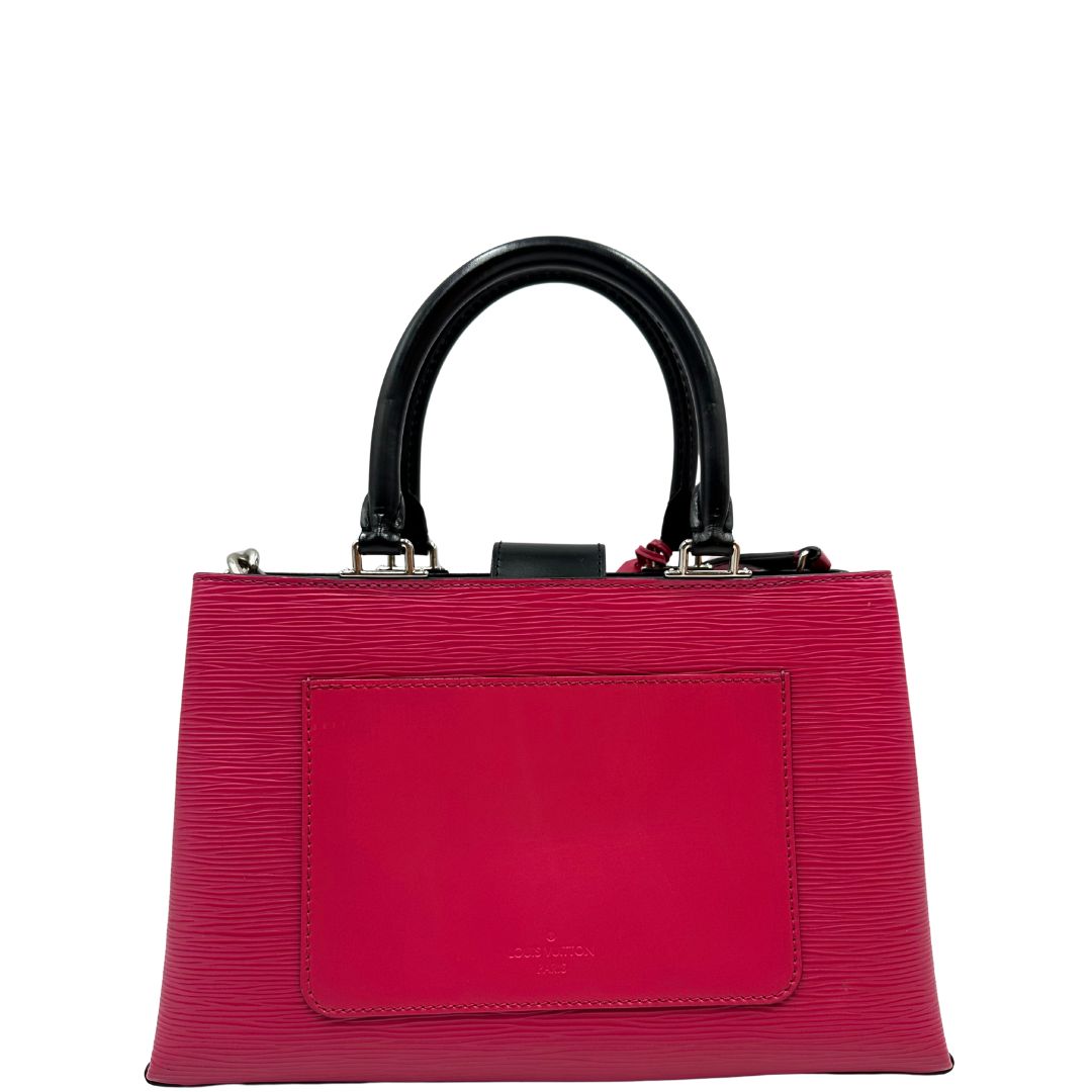 retro Borsa L.V. in pelle epi fucsia rifinita con parti in pelle nere e parti metalliche argentate; munita di doppi manici stondati e una tracolla amovibile. Completa di scatola logata 
