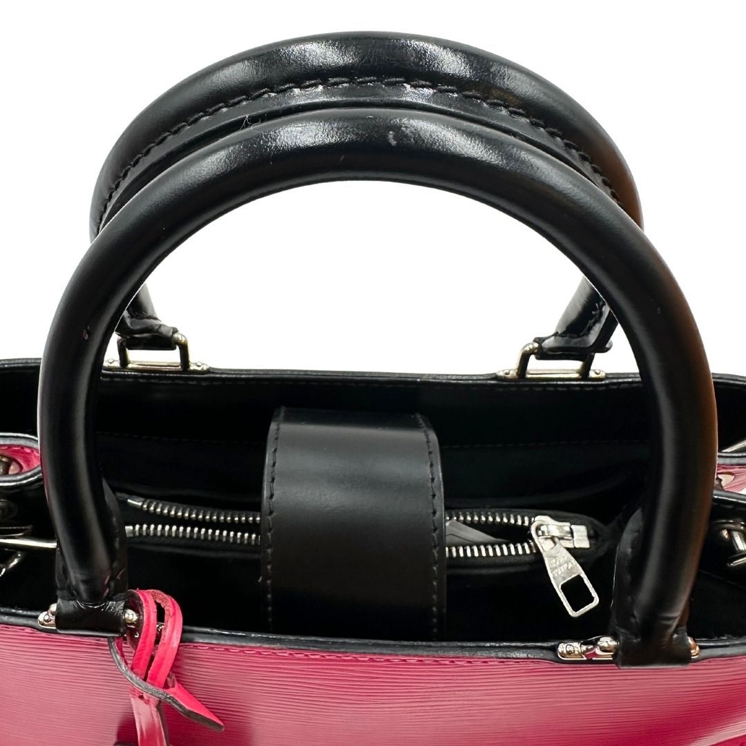 manici Borsa L.V. in pelle epi fucsia rifinita con parti in pelle nere e parti metalliche argentate; munita di doppi manici stondati e una tracolla amovibile. Completa di scatola logata 