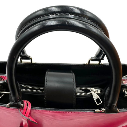 manici Borsa L.V. in pelle epi fucsia rifinita con parti in pelle nere e parti metalliche argentate; munita di doppi manici stondati e una tracolla amovibile. Completa di scatola logata 
