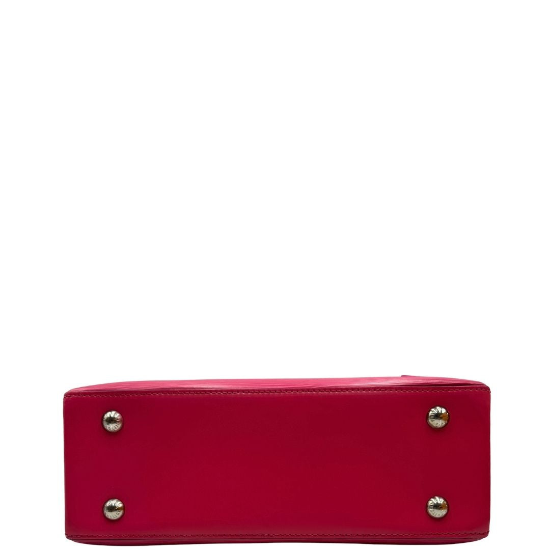 base Borsa L.V. in pelle epi fucsia rifinita con parti in pelle nere e parti metalliche argentate; munita di doppi manici stondati e una tracolla amovibile. Completa di scatola logata