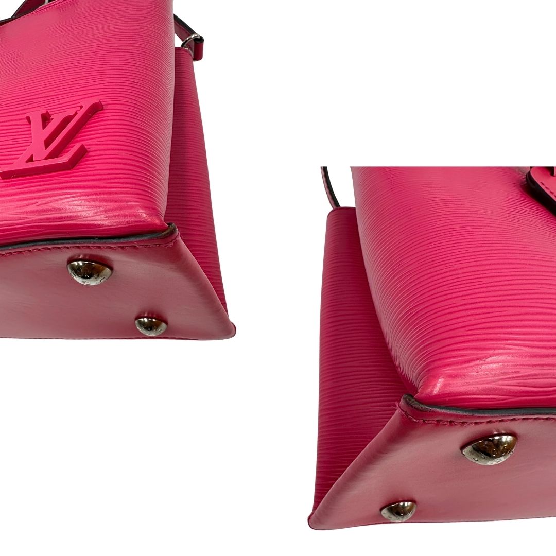 angoli Borsa L.V. in pelle epi fucsia rifinita con parti in pelle nere e parti metalliche argentate; munita di doppi manici stondati e una tracolla amovibile. Completa di scatola logata 