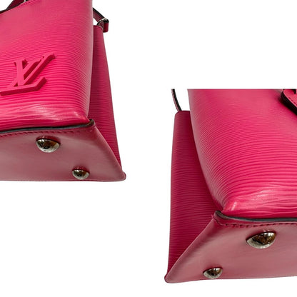 angoli Borsa L.V. in pelle epi fucsia rifinita con parti in pelle nere e parti metalliche argentate; munita di doppi manici stondati e una tracolla amovibile. Completa di scatola logata 