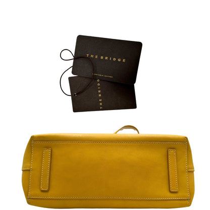 base Borsa The Bridge in pelle gialla con parti metalliche dorate; munita di doppi manici, da indossare a spalla 