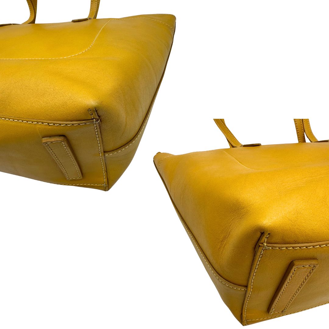 angoli Borsa The Bridge in pelle gialla con parti metalliche dorate; munita di doppi manici, da indossare a spalla 