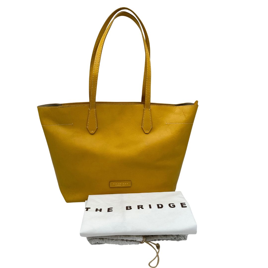 dustbagBorsa The Bridge in pelle gialla con parti metalliche dorate; munita di doppi manici, da indossare a spalla 