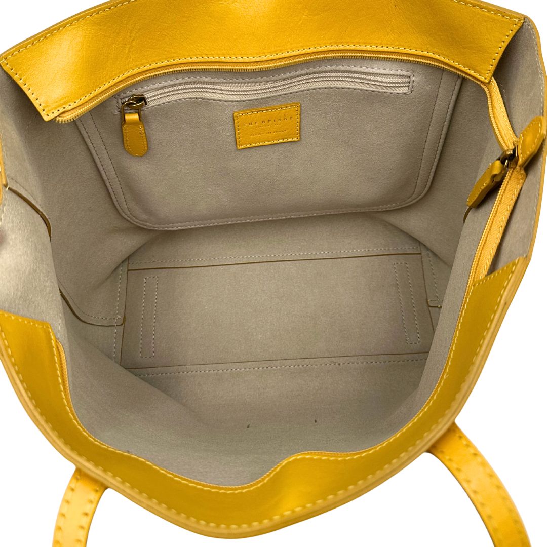 interno Borsa The Bridge in pelle gialla con parti metalliche dorate; munita di doppi manici, da indossare a spalla 