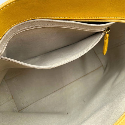 interno Borsa The Bridge in pelle gialla con parti metalliche dorate; munita di doppi manici, da indossare a spalla 