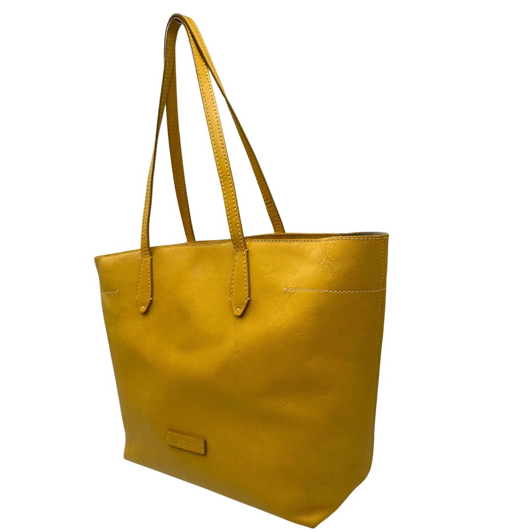 lato Borsa The Bridge in pelle gialla con parti metalliche dorate; munita di doppi manici, da indossare a spalla 