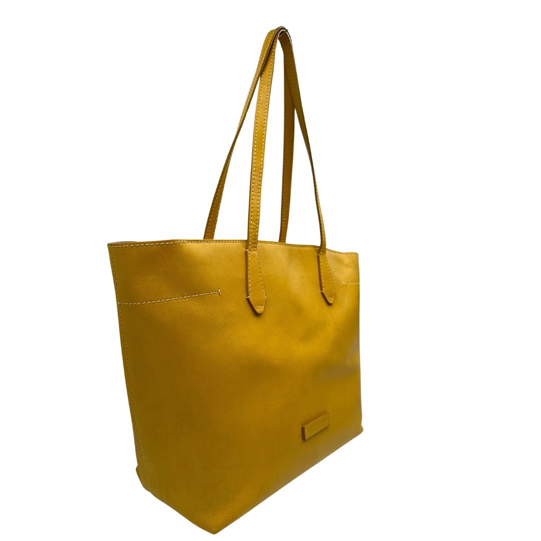 lato Borsa The Bridge in pelle gialla con parti metalliche dorate; munita di doppi manici, da indossare a spalla 