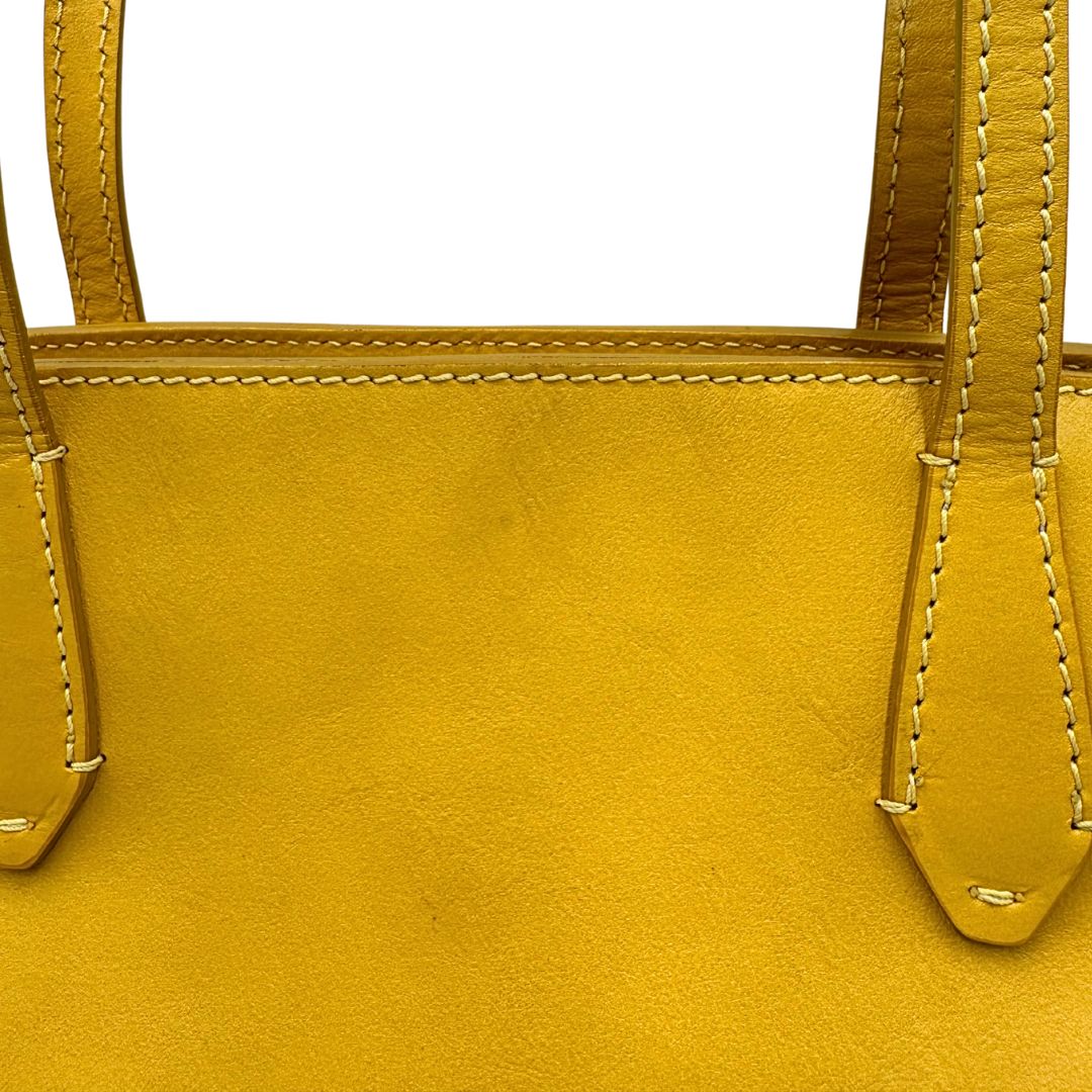 Borsa The Bridge in pelle gialla con parti metalliche dorate; munita di doppi manici, da indossare a spalla 