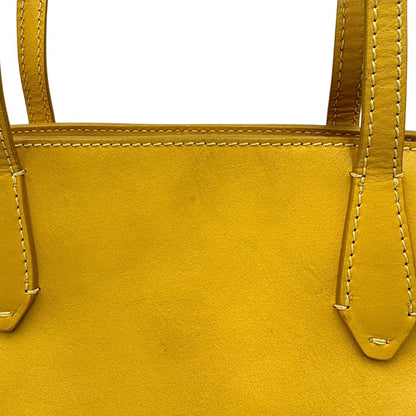 Borsa The Bridge in pelle gialla con parti metalliche dorate; munita di doppi manici, da indossare a spalla 