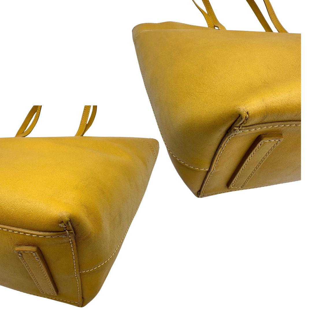 angoli Borsa The Bridge in pelle gialla con parti metalliche dorate; munita di doppi manici, da indossare a spalla 