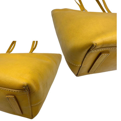 angoli Borsa The Bridge in pelle gialla con parti metalliche dorate; munita di doppi manici, da indossare a spalla 