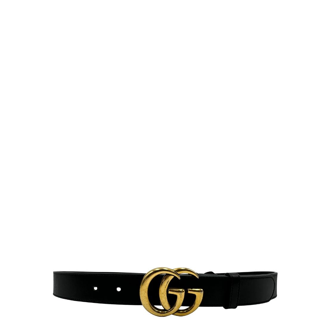 Cintura Gucci Marmont in pelle nera, impreziosita da fibbia GG in metallo dorato. Completa di dustbag.