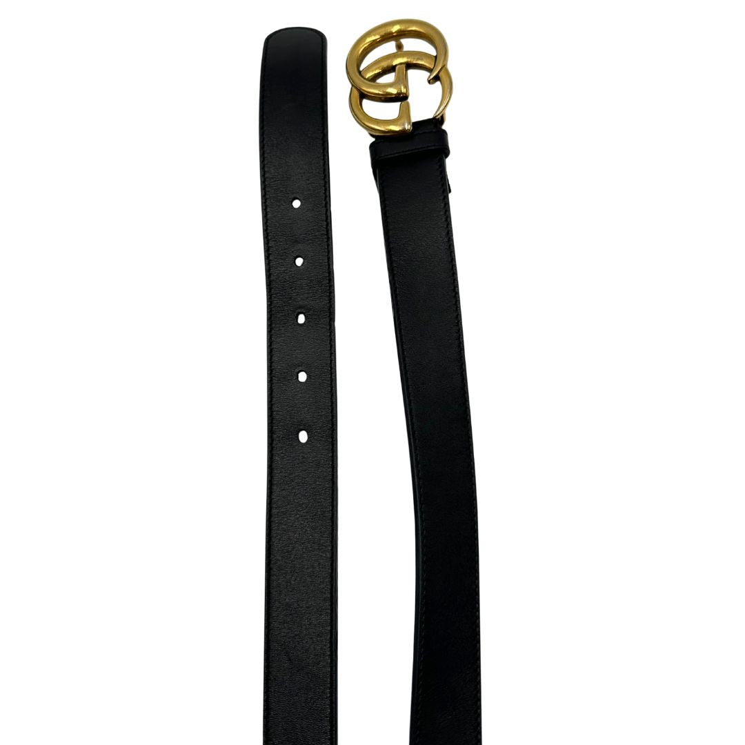 Cintura Gucci Marmont in pelle nera, impreziosita da fibbia GG in metallo dorato. Completa di dustbag.