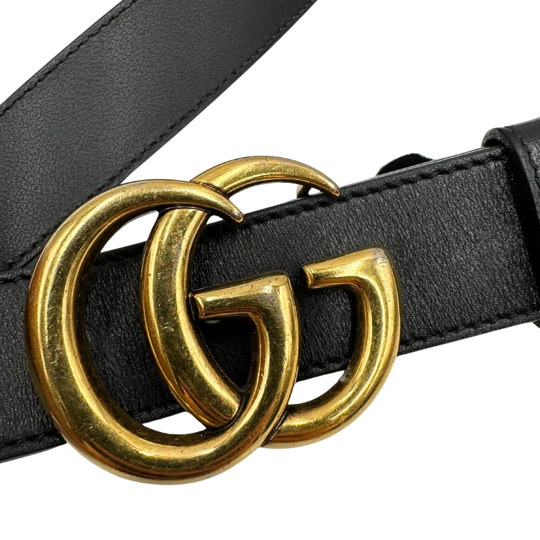 Cintura Gucci Marmont in pelle nera, impreziosita da fibbia GG in metallo dorato. Completa di dustbag.