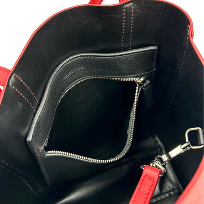 interno Borsa Balenciaga in pelle color rosso fragola con parti metalliche argentate; munita di doppi manici e una tracolla amovibile e regolabile 