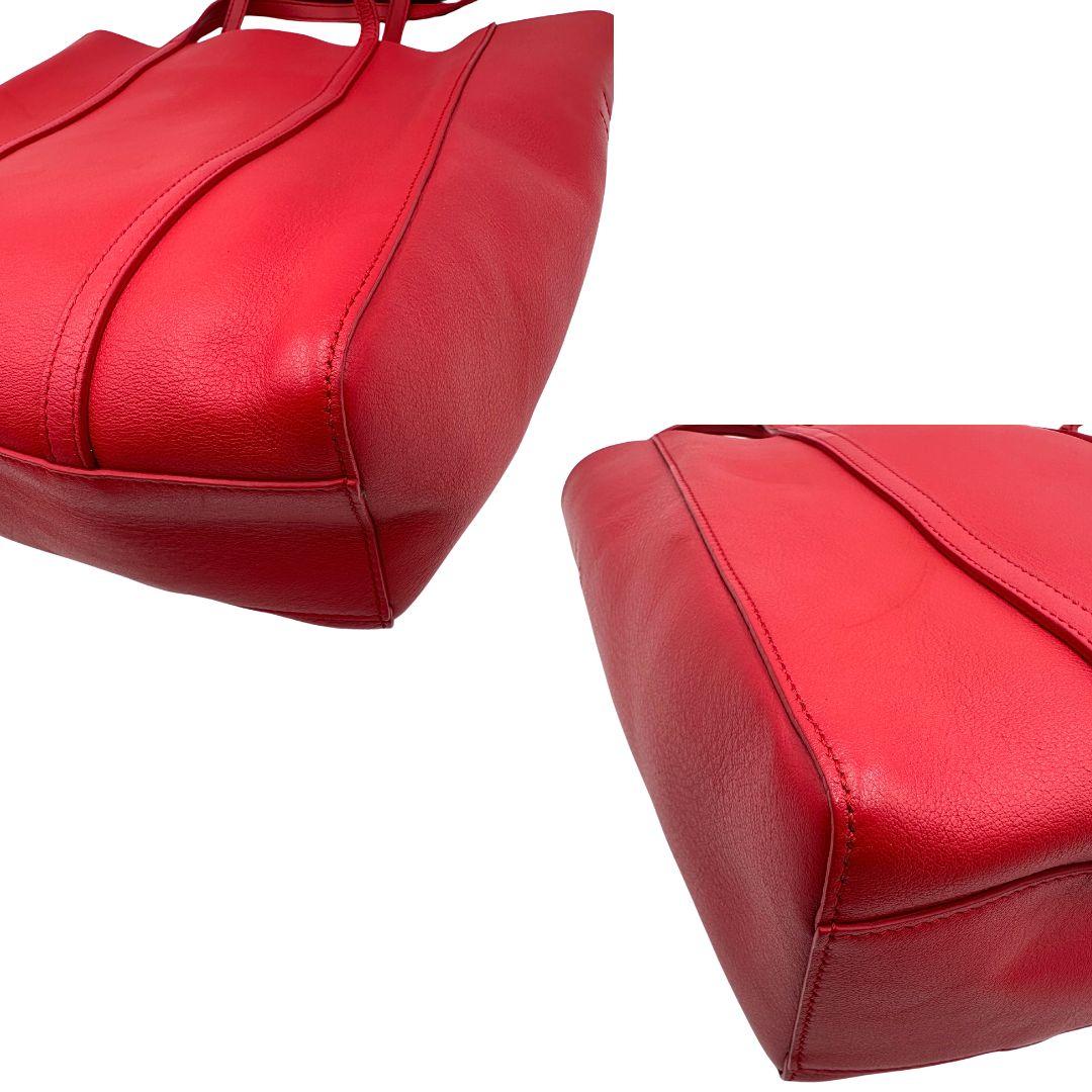 angoli Borsa Balenciaga in pelle color rosso fragola con parti metalliche argentate; munita di doppi manici e una tracolla amovibile e regolabile 