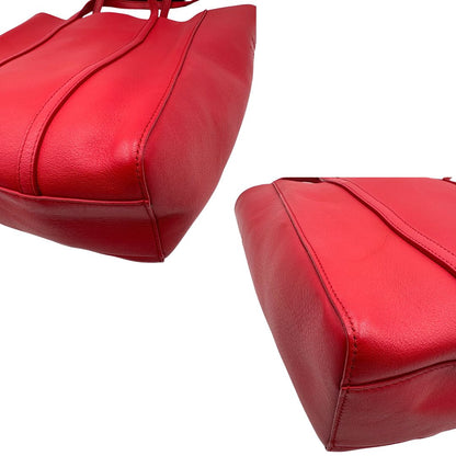 angoli Borsa Balenciaga in pelle color rosso fragola con parti metalliche argentate; munita di doppi manici e una tracolla amovibile e regolabile 