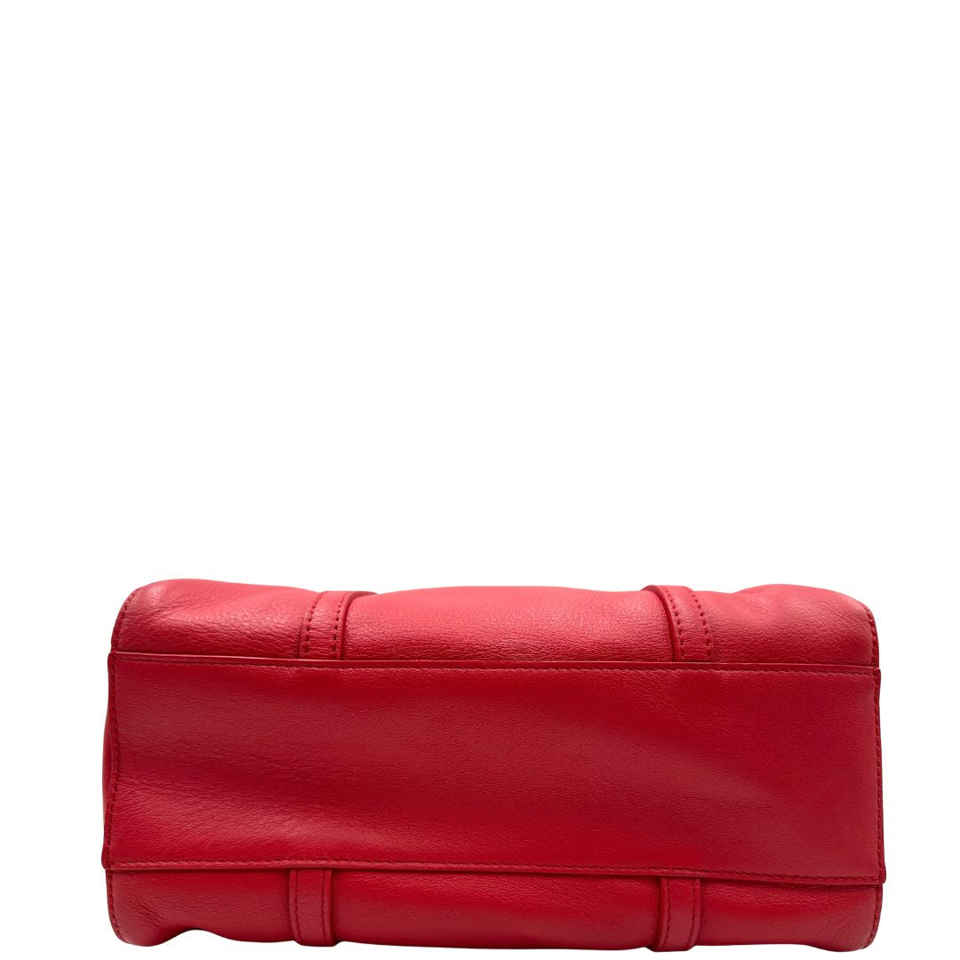 base Borsa Balenciaga in pelle color rosso fragola con parti metalliche argentate; munita di doppi manici e una tracolla amovibile e regolabile 