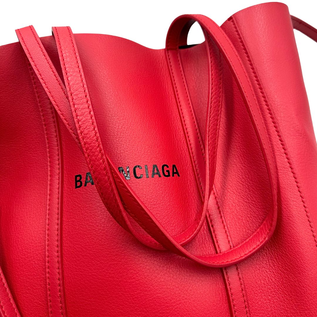 Borsa Balenciaga in pelle color rosso fragola con parti metalliche argentate; munita di doppi manici e una tracolla amovibile e regolabile, manici
