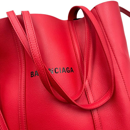 Borsa Balenciaga in pelle color rosso fragola con parti metalliche argentate; munita di doppi manici e una tracolla amovibile e regolabile, manici