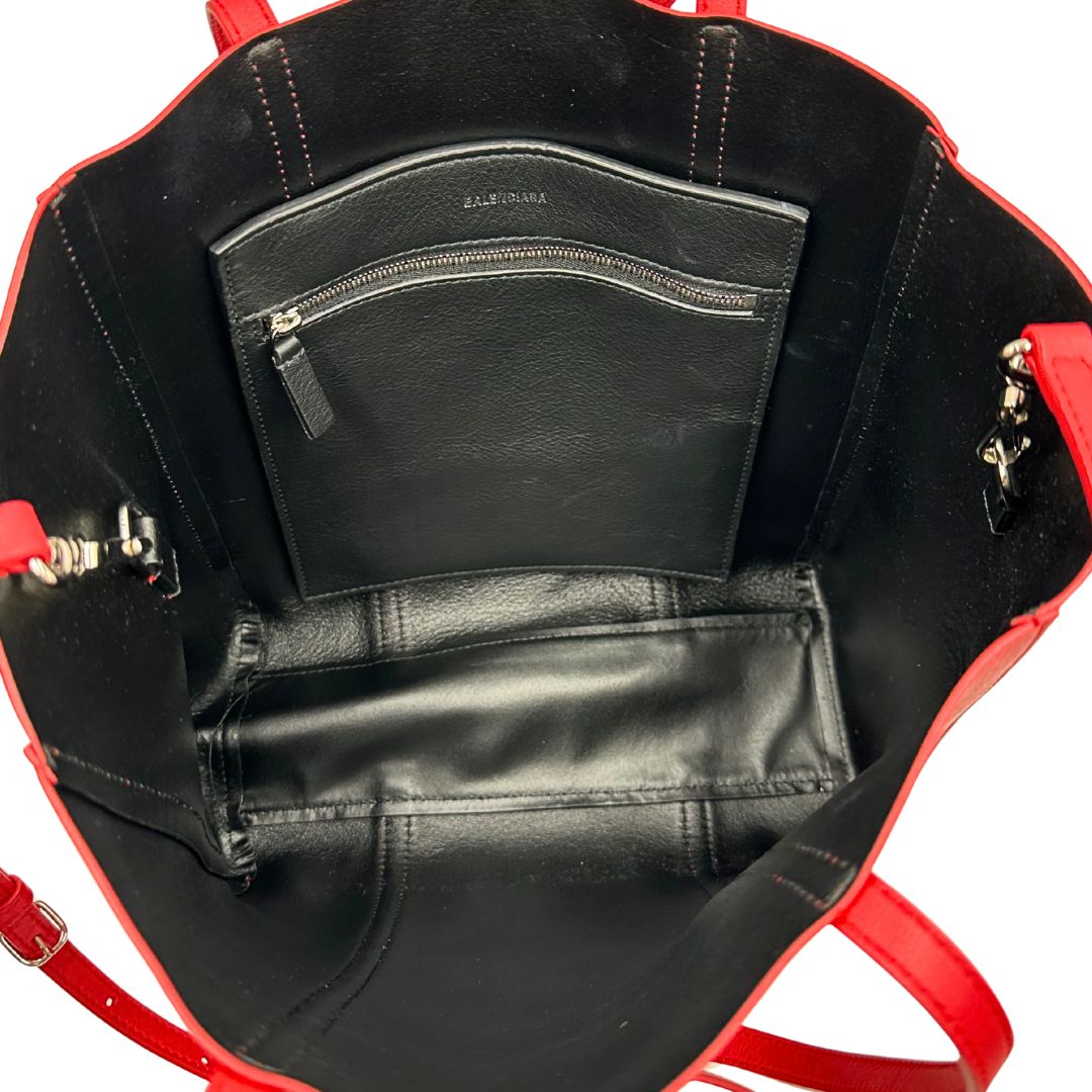 interno Borsa Balenciaga in pelle color rosso fragola con parti metalliche argentate; munita di doppi manici e una tracolla amovibile e regolabile 