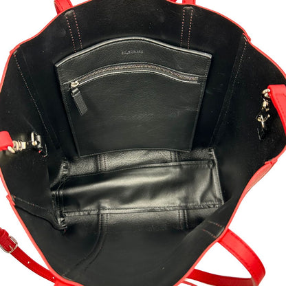 interno Borsa Balenciaga in pelle color rosso fragola con parti metalliche argentate; munita di doppi manici e una tracolla amovibile e regolabile 