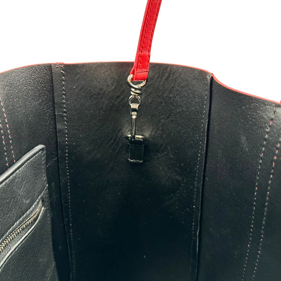 interno Borsa Balenciaga in pelle color rosso fragola con parti metalliche argentate; munita di doppi manici e una tracolla amovibile e regolabile 