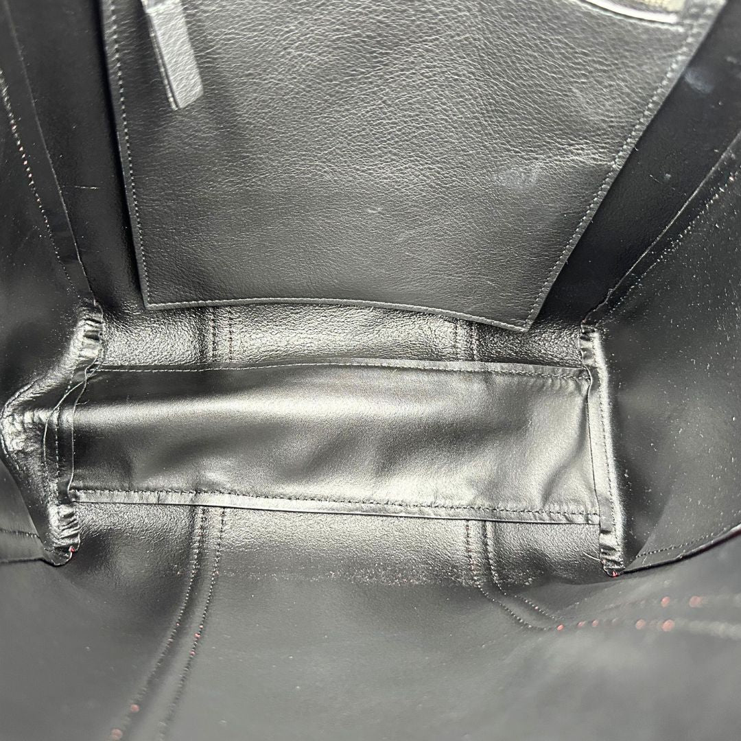 interno Borsa Balenciaga in pelle color rosso fragola con parti metalliche argentate; munita di doppi manici e una tracolla amovibile e regolabile 