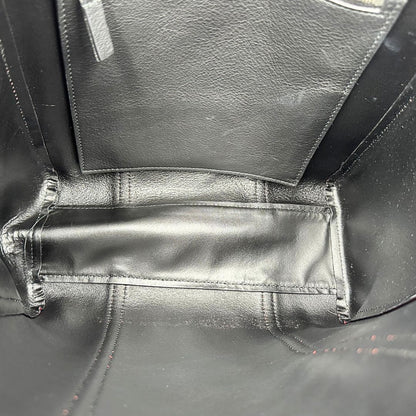 interno Borsa Balenciaga in pelle color rosso fragola con parti metalliche argentate; munita di doppi manici e una tracolla amovibile e regolabile 