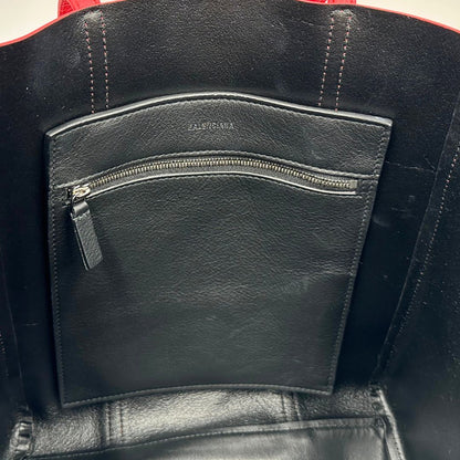 interno Borsa Balenciaga in pelle color rosso fragola con parti metalliche argentate; munita di doppi manici e una tracolla amovibile e regolabile 