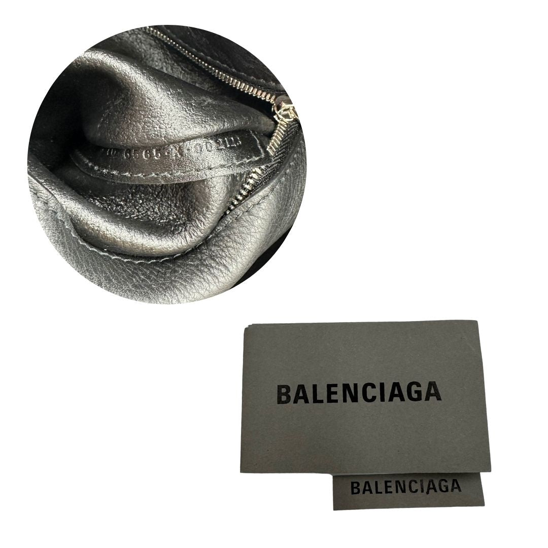 codici interno Borsa Balenciaga in pelle color rosso fragola con parti metalliche argentate; munita di doppi manici e una tracolla amovibile e regolabile  