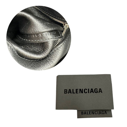 codici interno Borsa Balenciaga in pelle color rosso fragola con parti metalliche argentate; munita di doppi manici e una tracolla amovibile e regolabile  