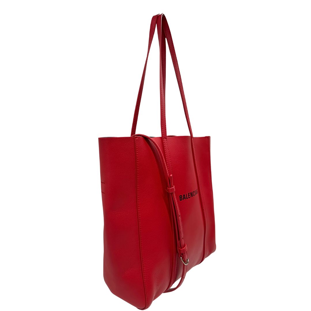 lato Borsa Balenciaga in pelle color rosso fragola con parti metalliche argentate; munita di doppi manici e una tracolla amovibile e regolabile 